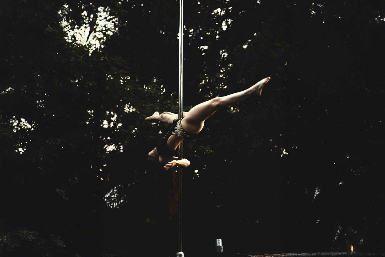 Spectacle de pole dance sur mesure pour événement avec Malva Pole & Roll